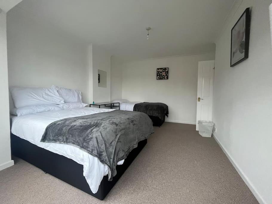 Spacious 4 Bed Home Near Nec, Jlr & Airport Parking For 3 Cars Ideal For Contractors! Solihull Exteriér fotografie