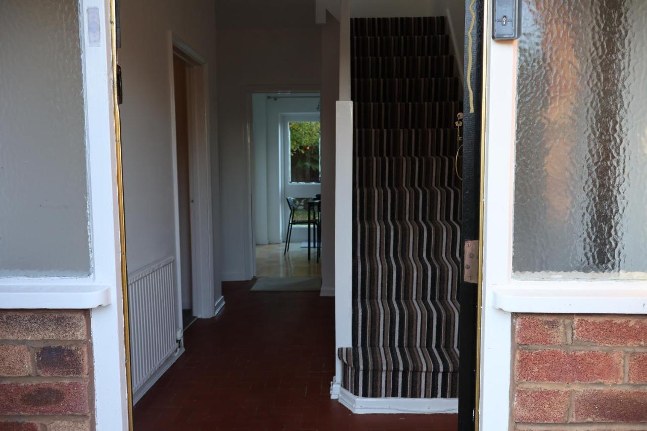 Spacious 4 Bed Home Near Nec, Jlr & Airport Parking For 3 Cars Ideal For Contractors! Solihull Exteriér fotografie