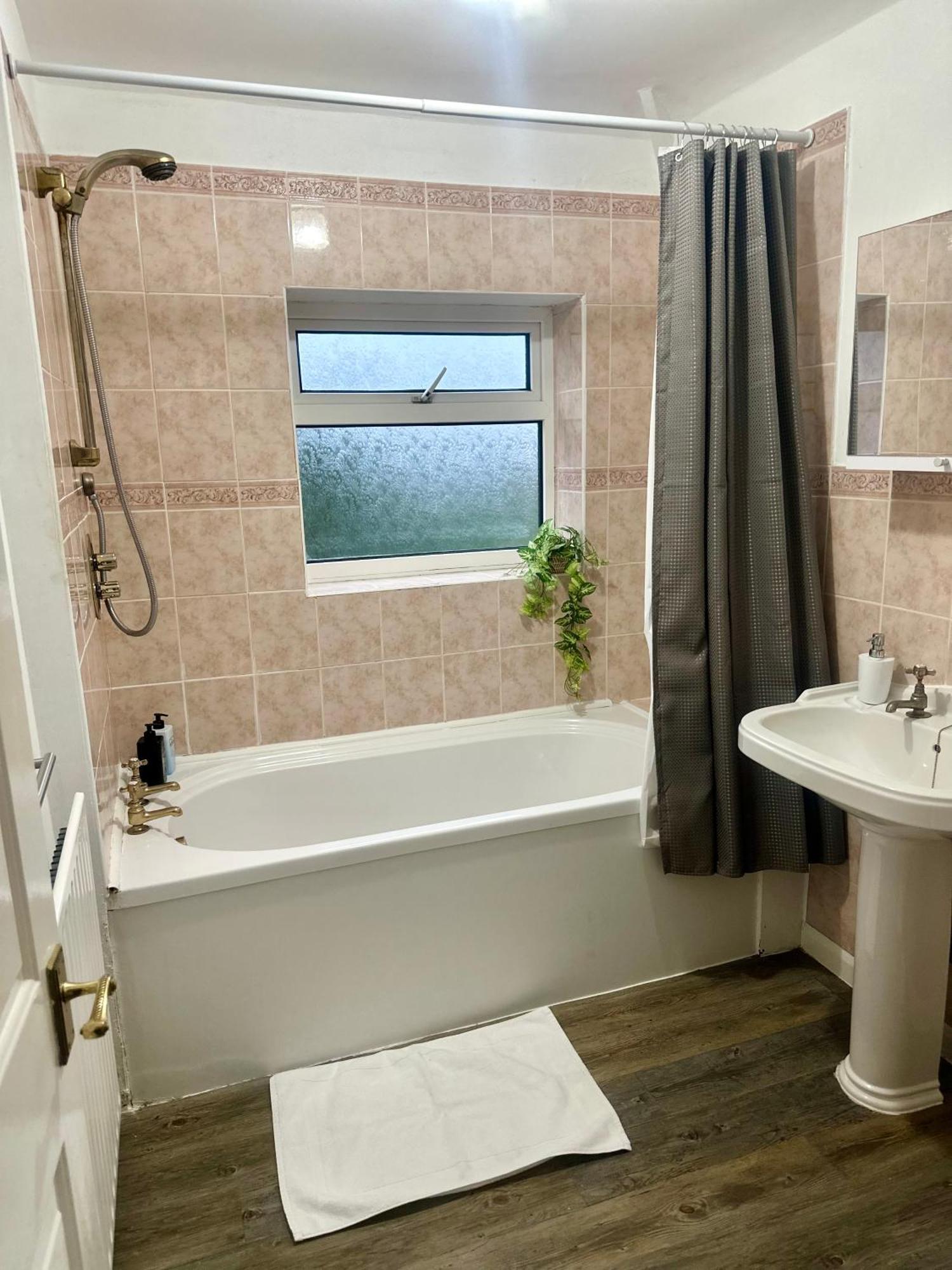 Spacious 4 Bed Home Near Nec, Jlr & Airport Parking For 3 Cars Ideal For Contractors! Solihull Exteriér fotografie